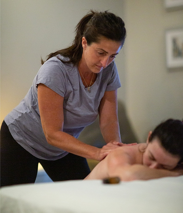 Renée Pizzuto, doula, massaging a mom-to-be